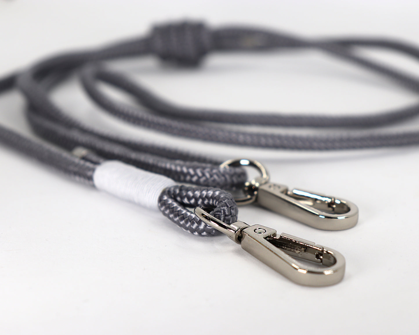 B2B Leckerlibeutel für Hunde - Kaia grau - Gassitasche mit Tütenspender