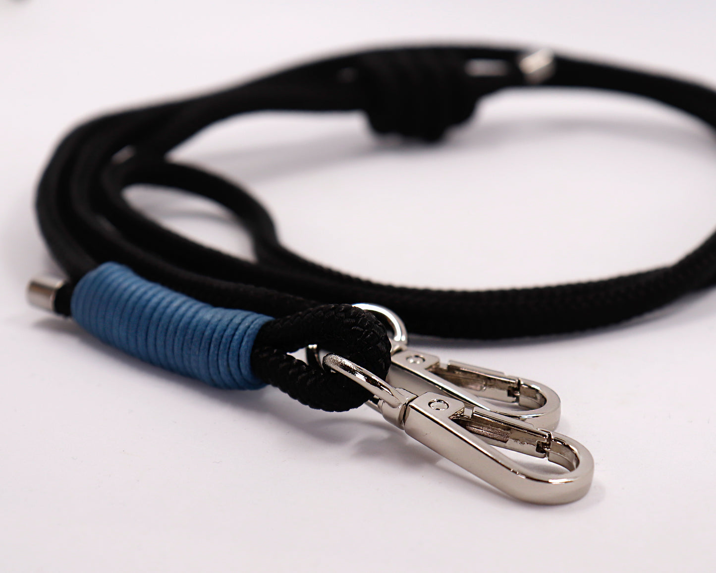 Leckerlibeutel für Hunde - Kaia schwarz indigo - Gassitasche mit Tütenspender