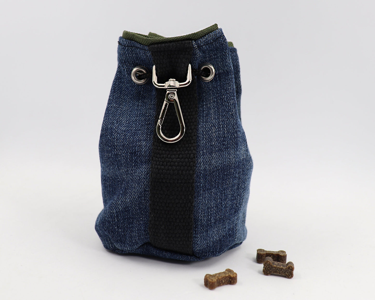 Beschichteter Leckerlibeutel für Hunde - Abigail Upcycling Jeans oliv - robust