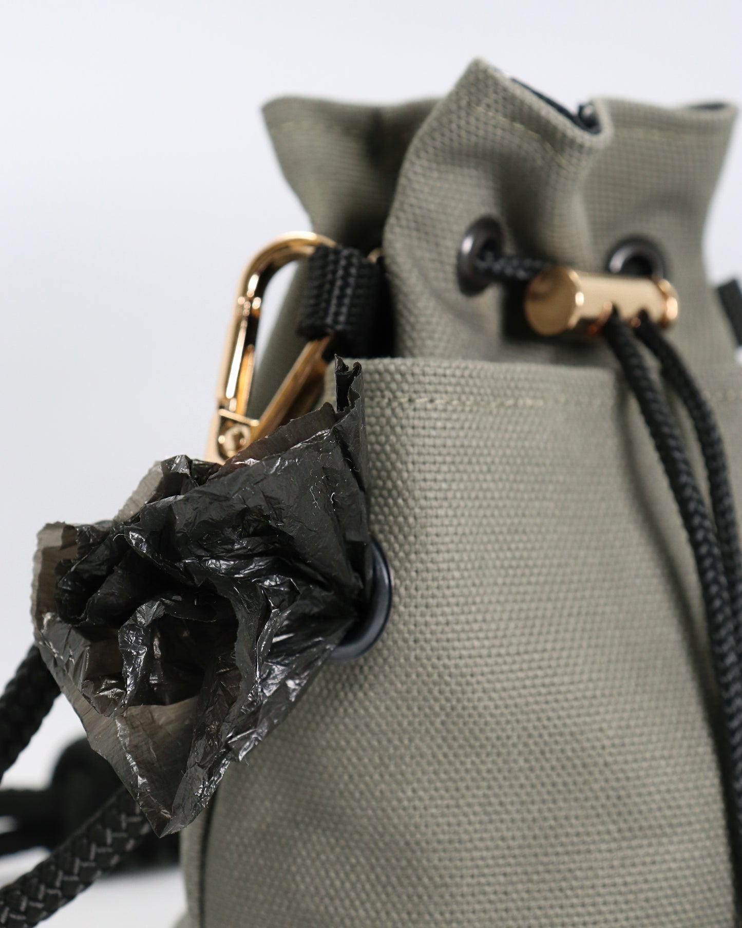 Leckerlibeutel für Hunde - Kaia oliv mit Punkten - Gassitasche mit Tütenspender