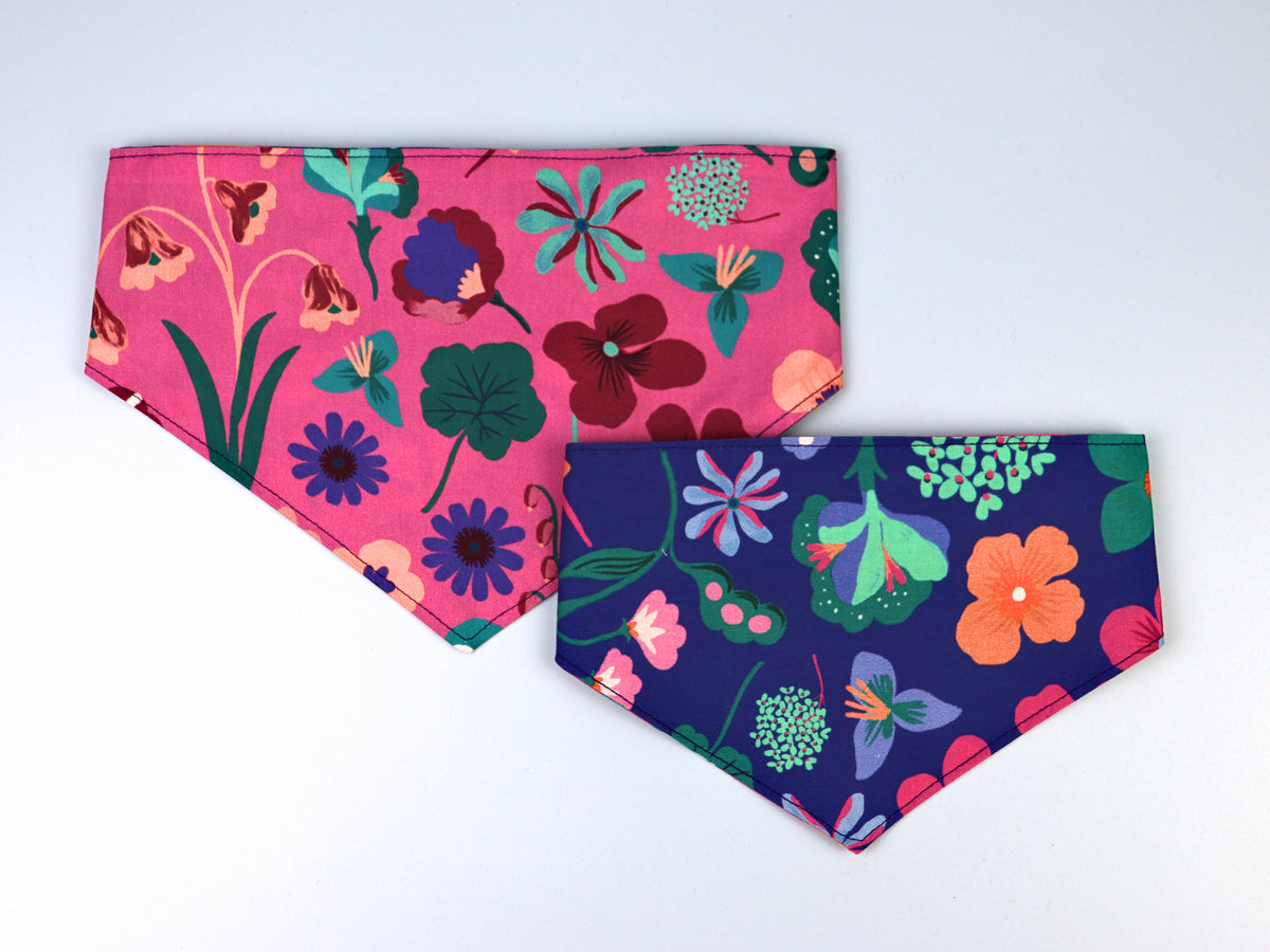 Wendbares Hundehalstuch aus Baumwolle "Flower Power"