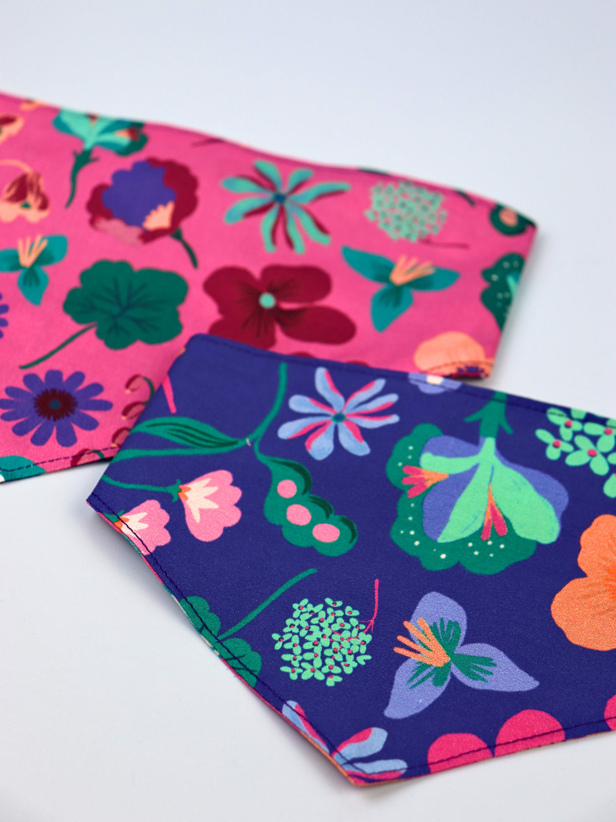 Wendbares Hundehalstuch aus Baumwolle "Flower Power"