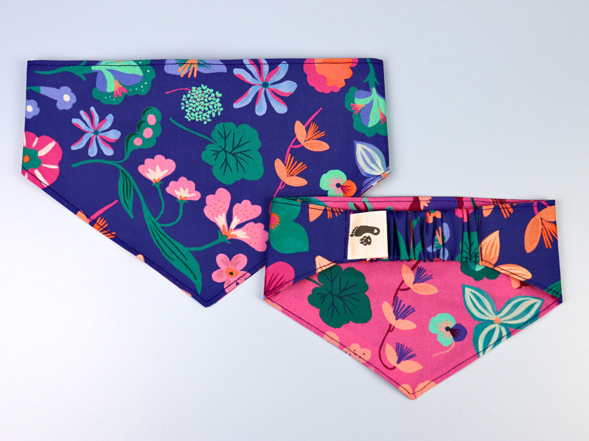 Wendbares Hundehalstuch aus Baumwolle "Flower Power"