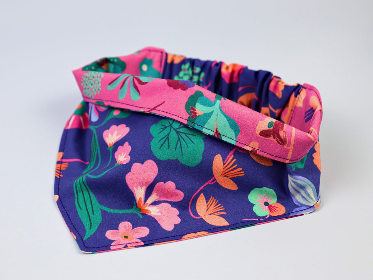 Wendbares Hundehalstuch aus Baumwolle "Flower Power"
