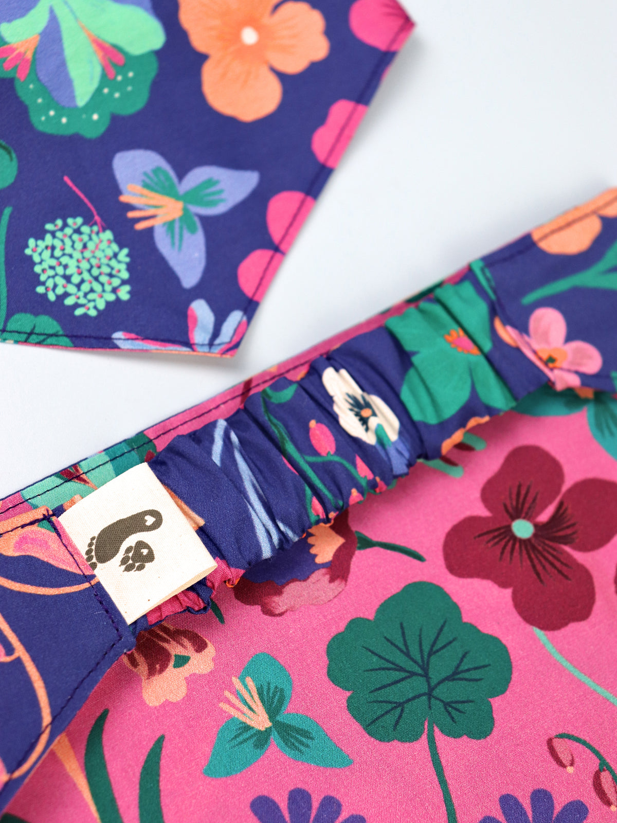 Wendbares Hundehalstuch aus Baumwolle "Flower Power"