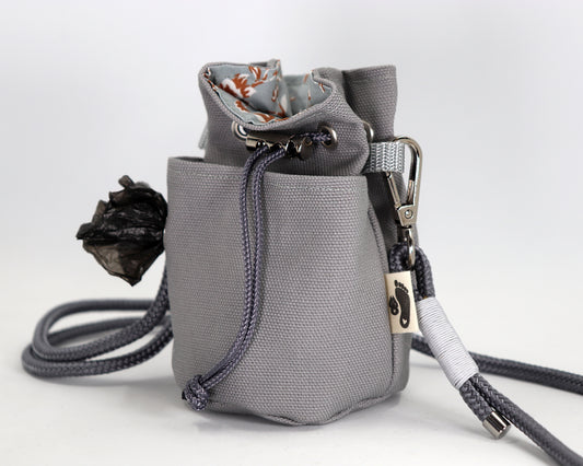 Leckerlibeutel für Hunde - Kaia graue Blumen - Gassitasche mit Tütenspender